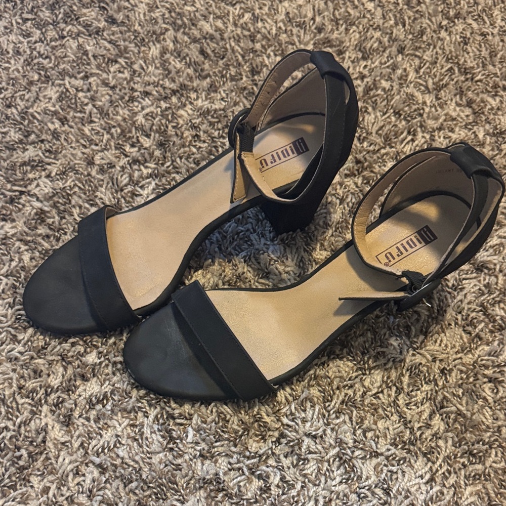 IDIFU Elegant Black Ankle Strap Heels